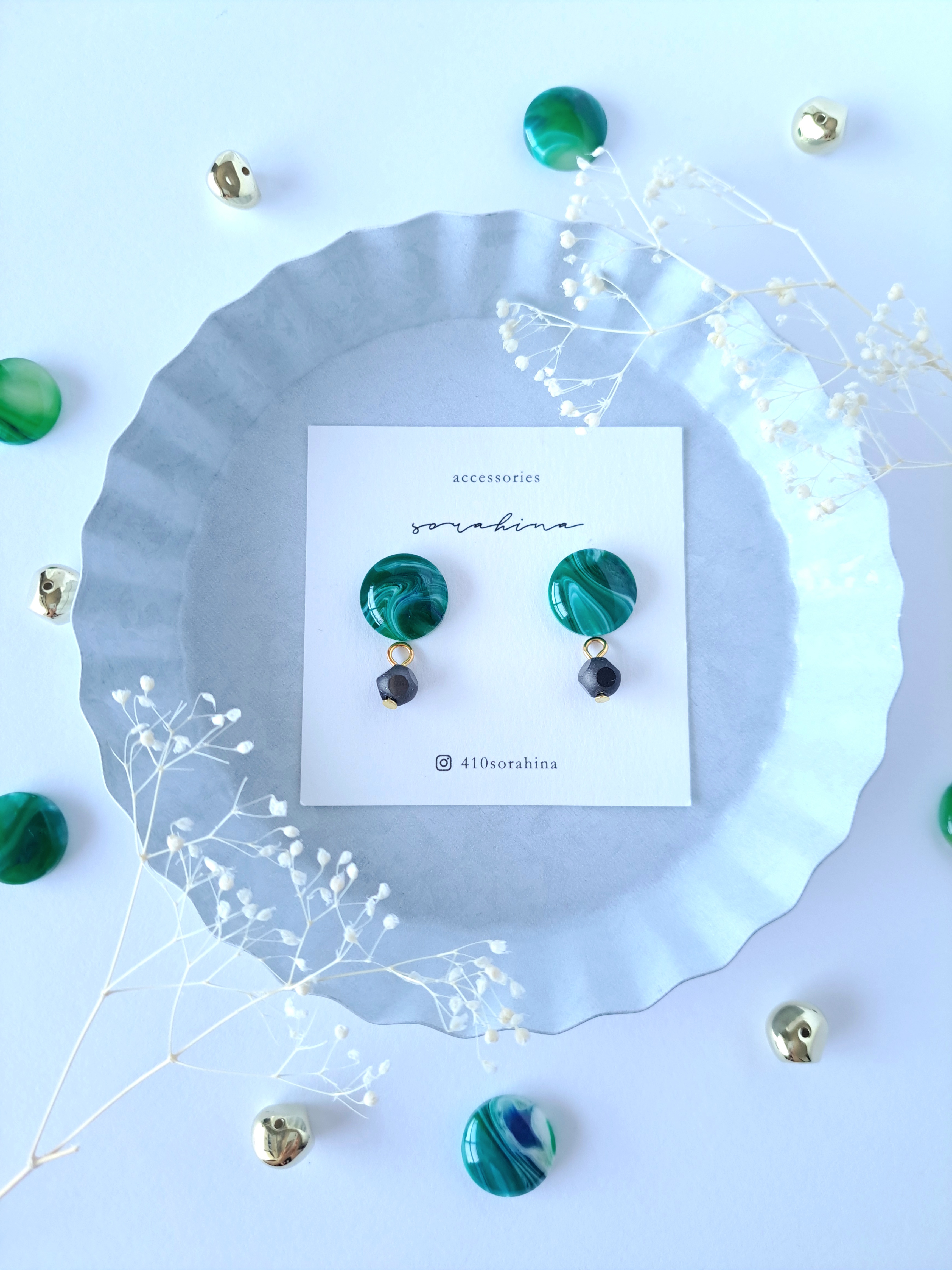 ★c　"彩り豊かに…"　春　夏　緑　グリーン　水玉　大ぶりピアス／イヤリングe