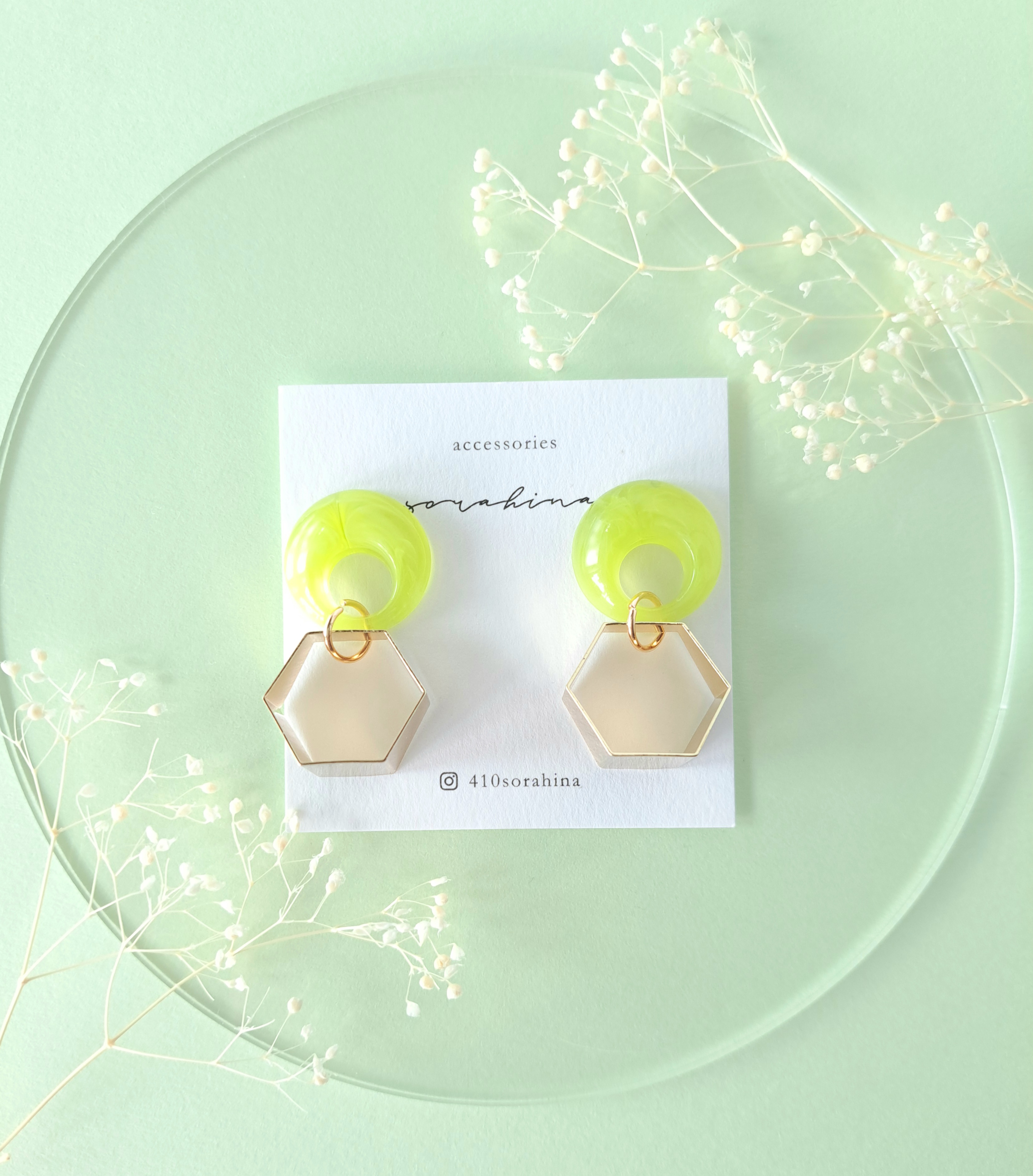 ★c　"心動かすアクセサリー…"　春　初夏　黄緑　大ぶり　ゆらゆら揺れる　グリーン×ゴールドピアス／イヤリングe