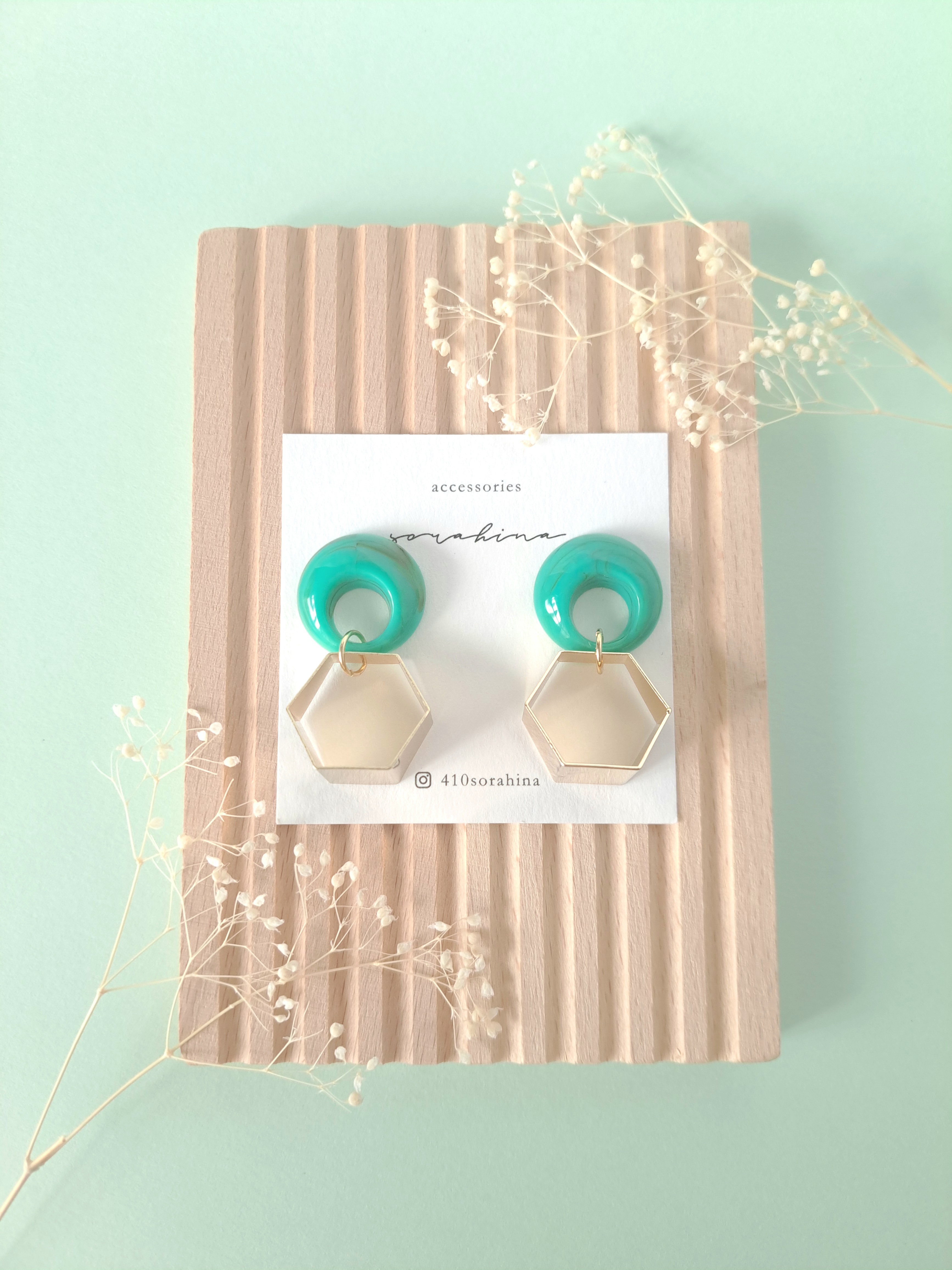 ★c　"心動かすアクセサリー…"　春　緑　大ぶり　ゆらゆら揺れる　ターコイズ×ゴールドピアス／イヤリングe