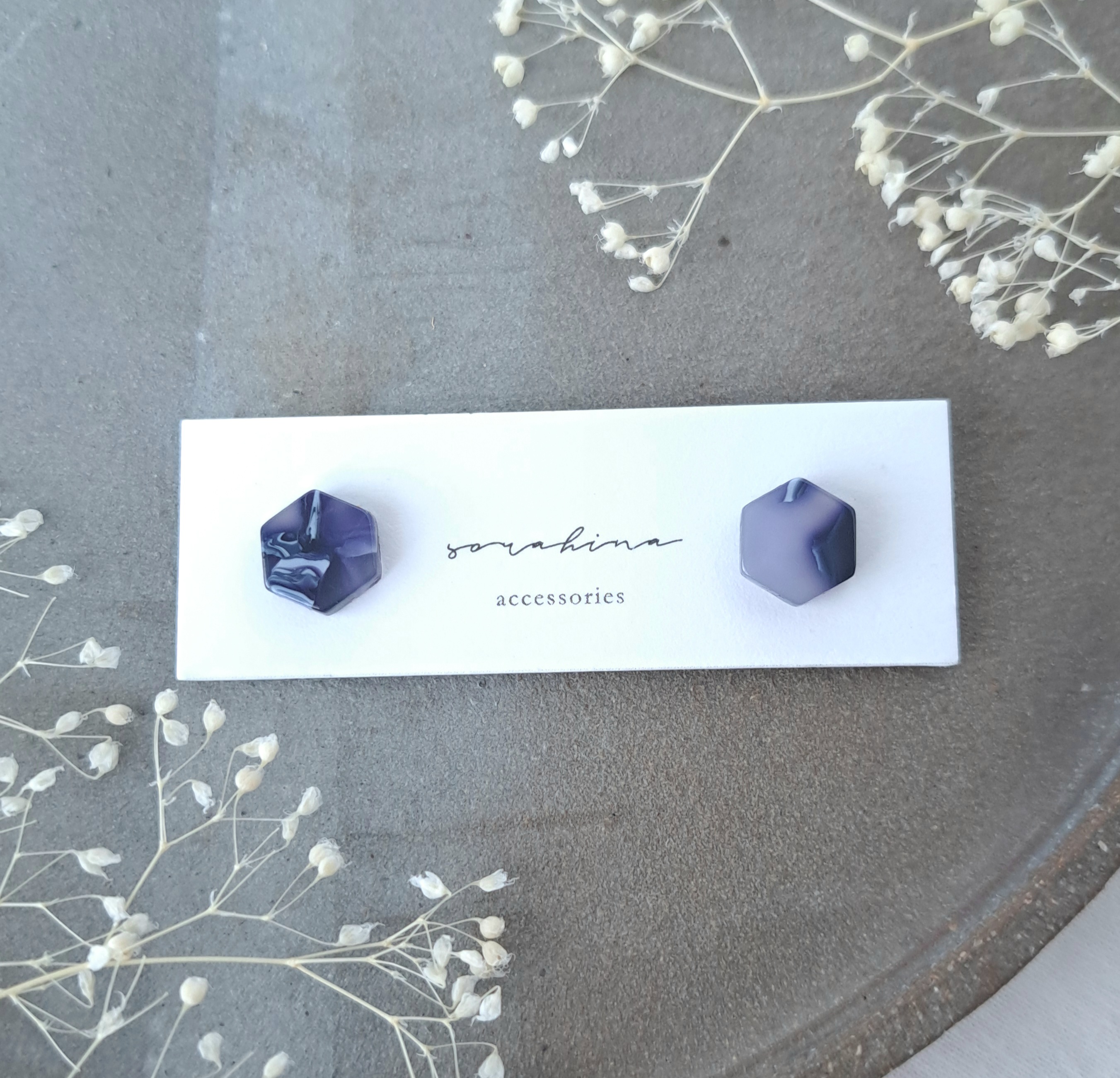 ★ "シックな彩り…" 秋 冬 ネイビー べっ甲 フォーマル 小ぶり 大人ピアス/イヤリングe1枚目の画像