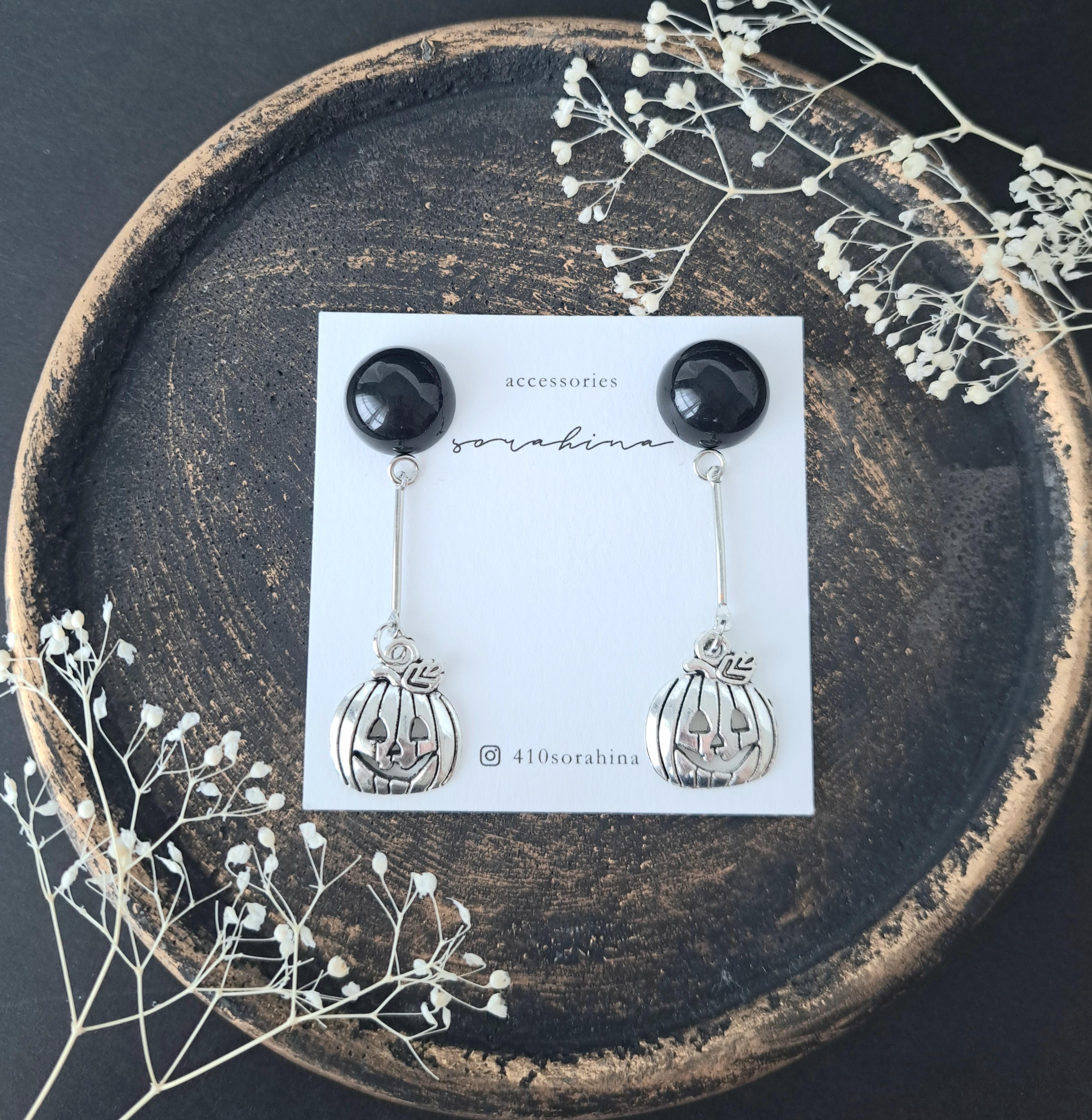 ★★"遊びゴコロをプラスして…" 秋 シルバー 大ぶり ハロウィン 大人ピアス/イヤリングc1枚目の画像