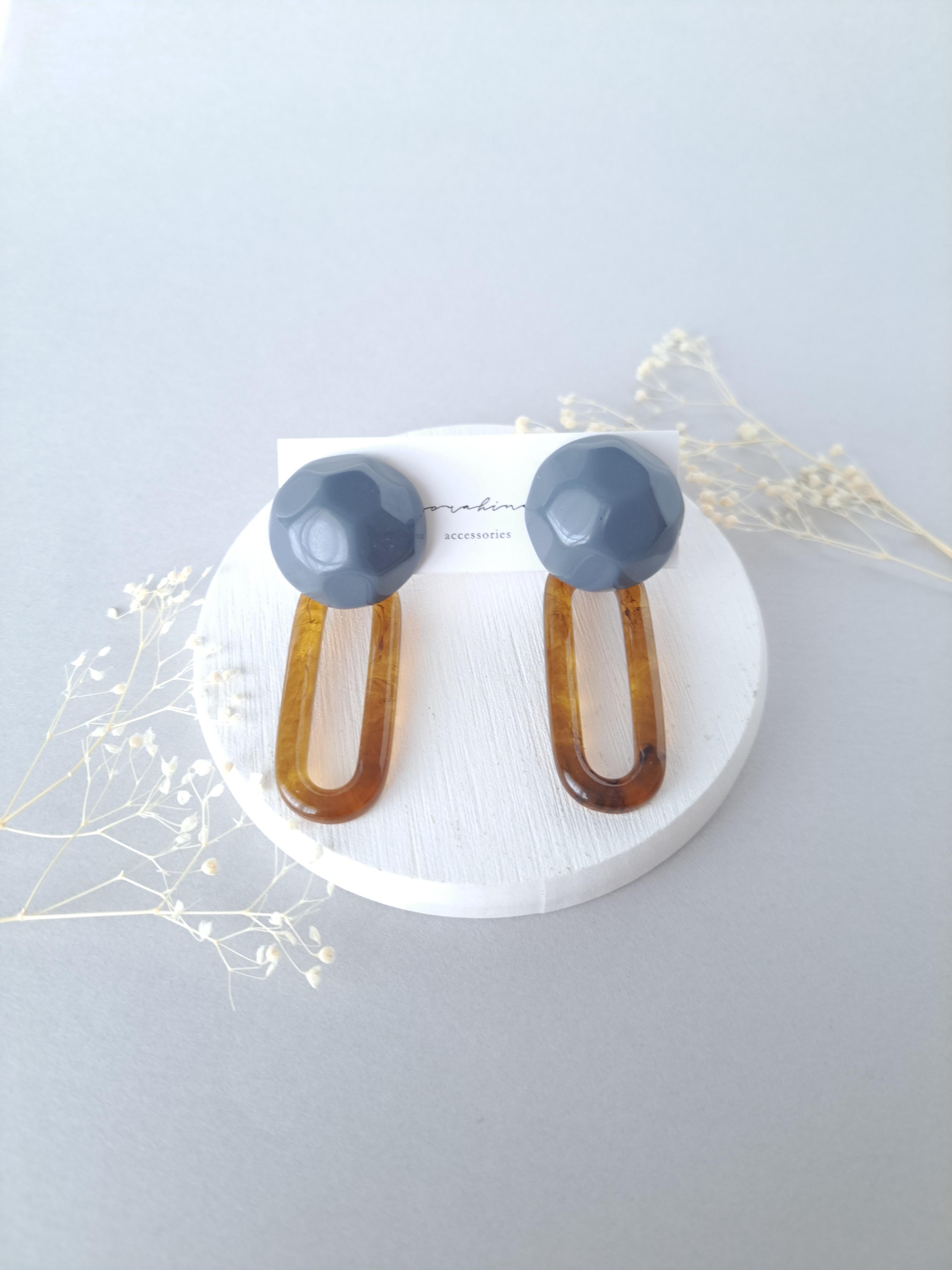 ★c "大ぶりで魅せる耳元に…" 秋 冬 べっ甲 大ぶり ゆらゆら揺れる 2way 大ぶりピアス/イヤリング1枚目の画像