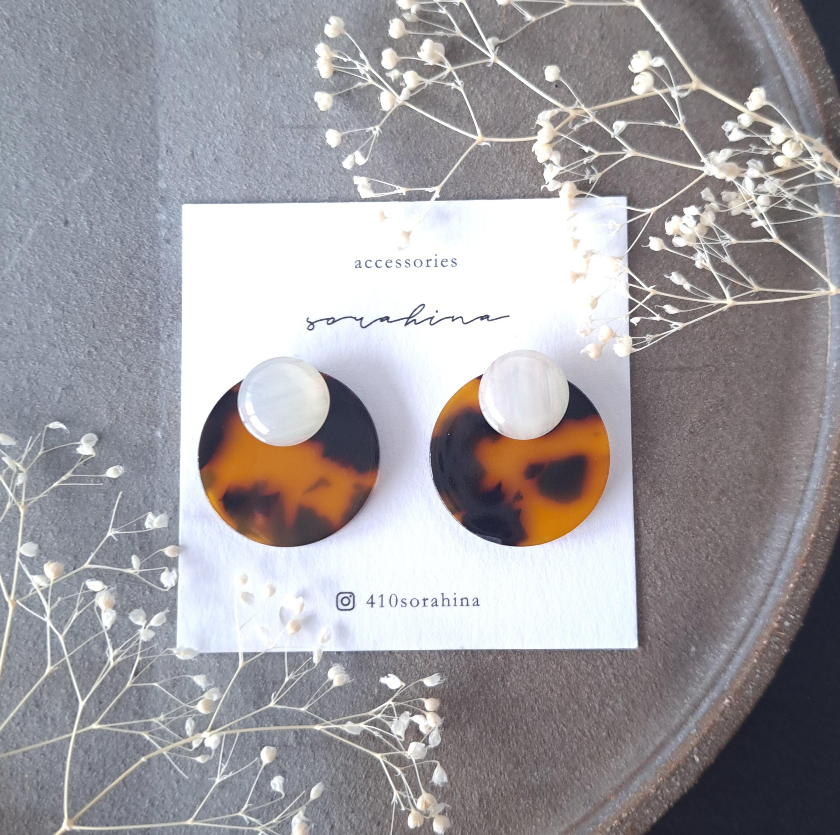★c "主役な耳元で華やかに…" 秋 冬 大ぶり べっこう×オフホワイト 大ぶりピアス/イヤリング1枚目の画像